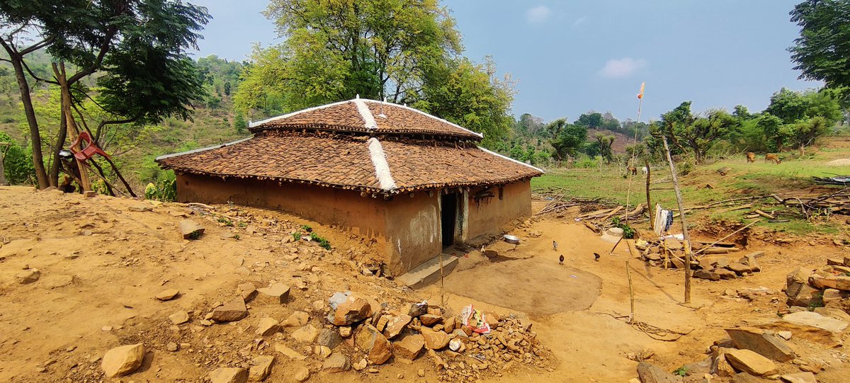 आबोदाना ढूँढते हैं, इक आशियाना ढूँढते हैं.