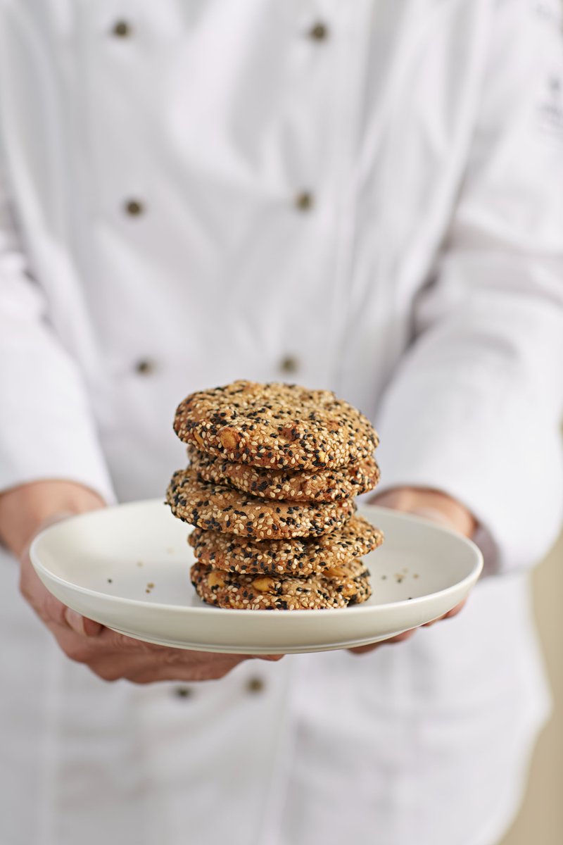 Gold Chocolate, Miso & Corn Cookies - a perfect combination. Watch Born Original Ambassador Sophie Bamford show us how its done 😍 youtu.be/4lfGC0QrO0U #callebaut #miso #bornoriginal