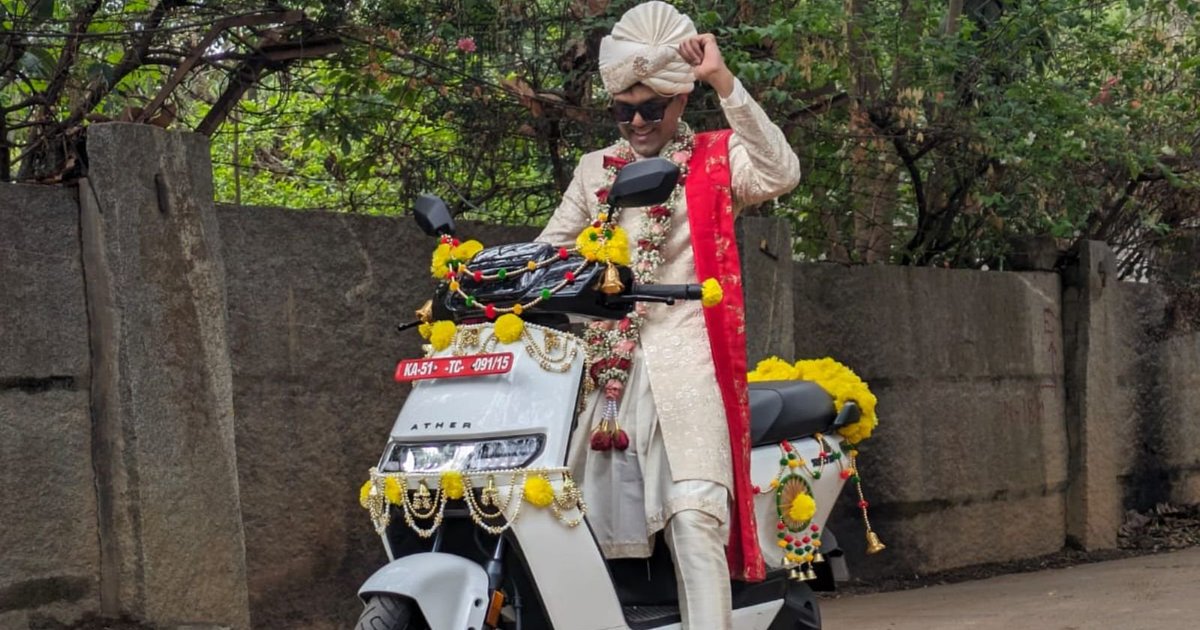 Ather Rizta replaces a horse! 😲 This amusing yet remarkable incident took place in the ‘Silicon Valley of India, Bengaluru. Details>> ackodrive.com/news/man-prefe… #Ather #Rizta #Wedding #News #Horse