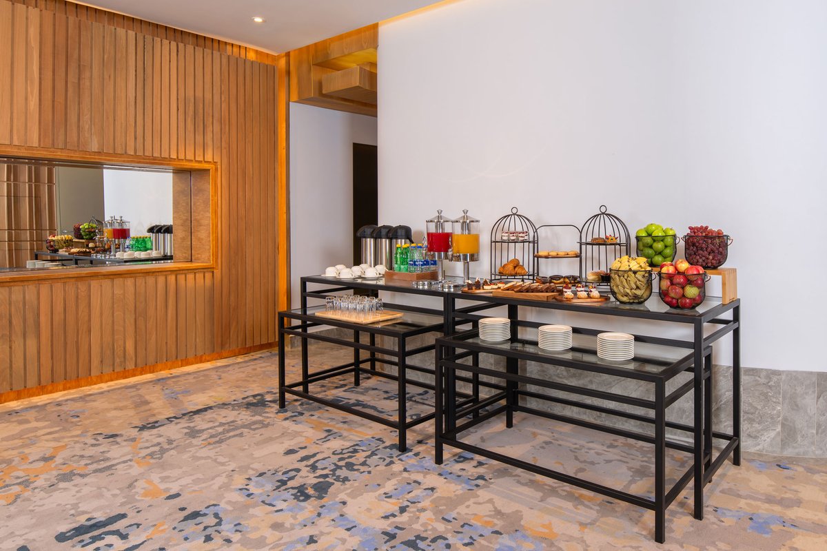Are you hosting a meeting in Kampala? Look no further than Four Points! Modern spaces, city views, and expert catering ensure a successful event. Contact us today!