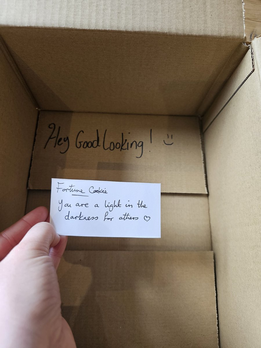jords__30's tweet image. My @GetYourBellyOut hoodie has arrived 🥳 and it came with the cutest little notes! These people know how to make people smile! 😍 #getyourbellyout #ibd #ibdawareness #worldibdday #crohns #colitis
