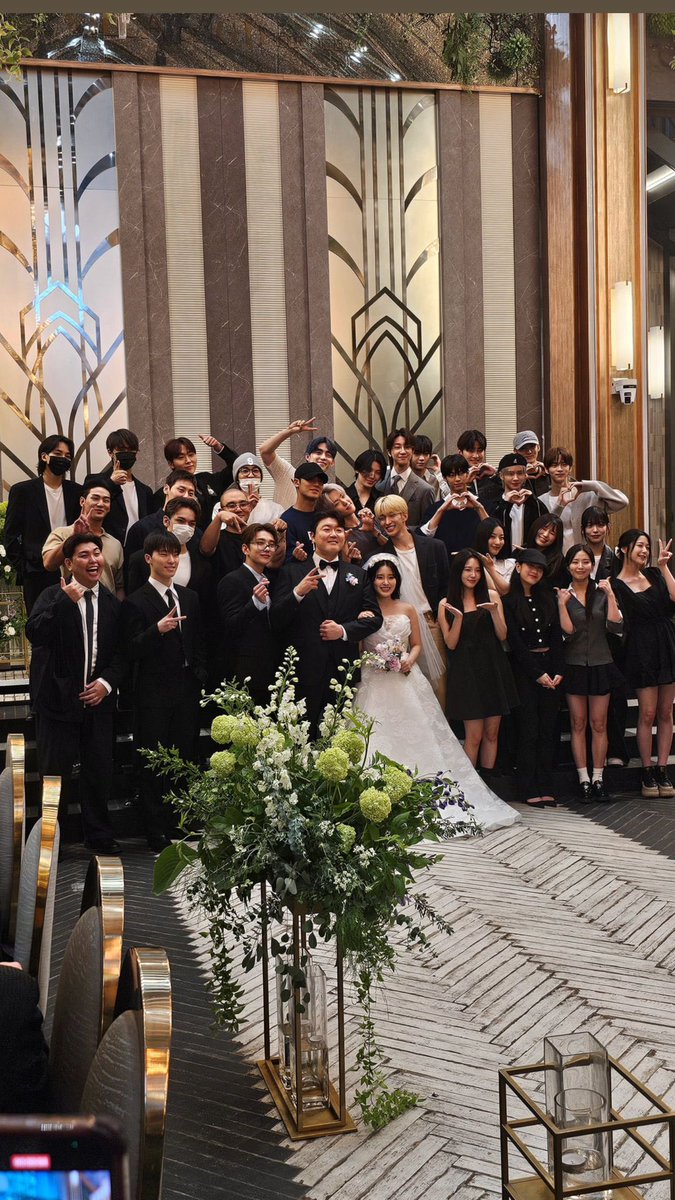 wait that is just so cute svt's manager  married their makeup artist THATS JUST SO WHOLESOME 😭😭😭 and all of pledis fam with them to celebrate 🥹

congrats to them 💞💞💞
