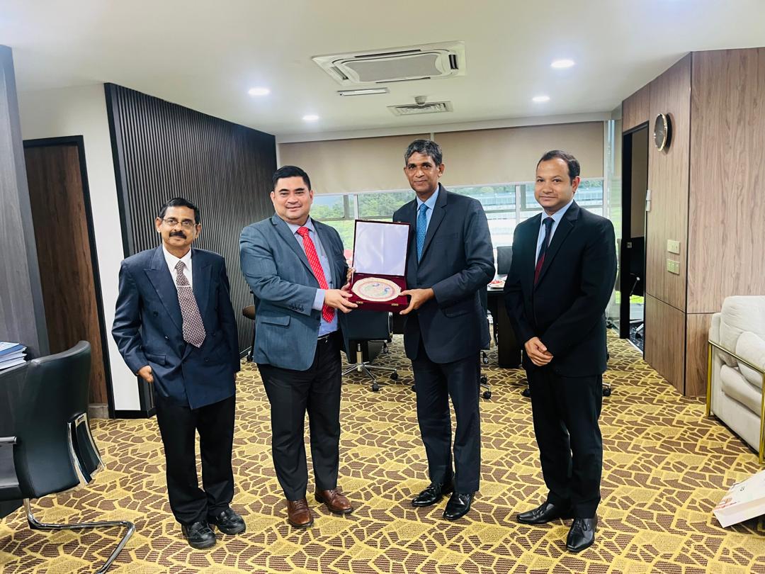 High Commissioner @BN_Reddy_8888 met with YB Datuk Ir. Shahelmey Bin Yahya , Deputy Chief Minister III and Public Works Minister of Sabah along with an official delegation including @IrconOfficial. Emphasized on the strong trade relations between India & Sabah; and Discussed