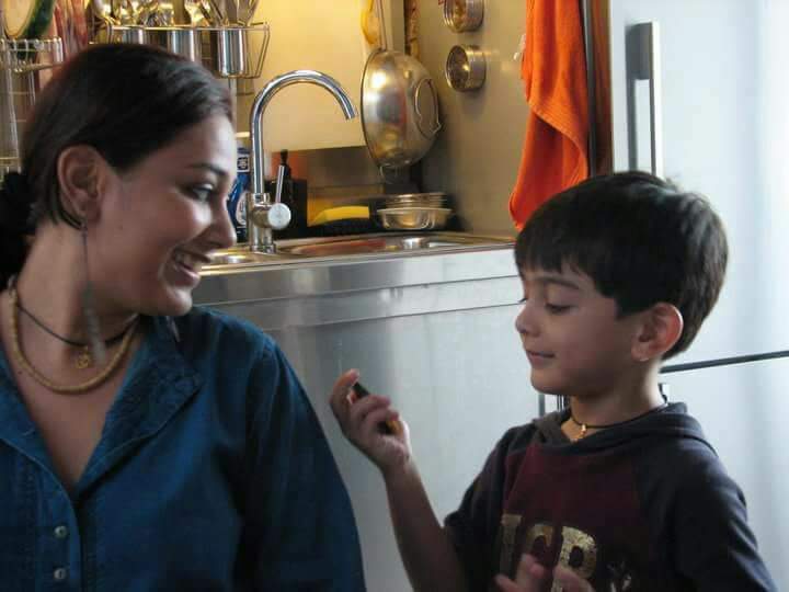 sujatavidu's tweet photo. Pic one & three: With my son, Lokevidu
Pic two: My #handguide on #SingleParenting with contributions from 50 other single parents ( by circumstances - death, desertion or divorce, and also by choice)
#InternationalDayOfFamilies https://t.co/gBqNFjNC1x