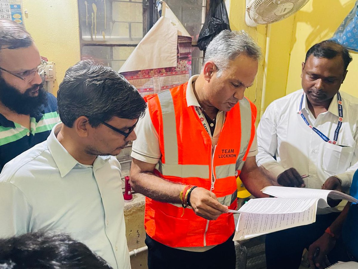 Last night, DRM/LKO Shri S M Sharma conducted a surprise inspection at PQN Stn and the Track Relaying Train working site between PQN-Arkha stns.He observed the progress during the block,interacted with staff and officers on-site and provided instructions for maximum productivity.