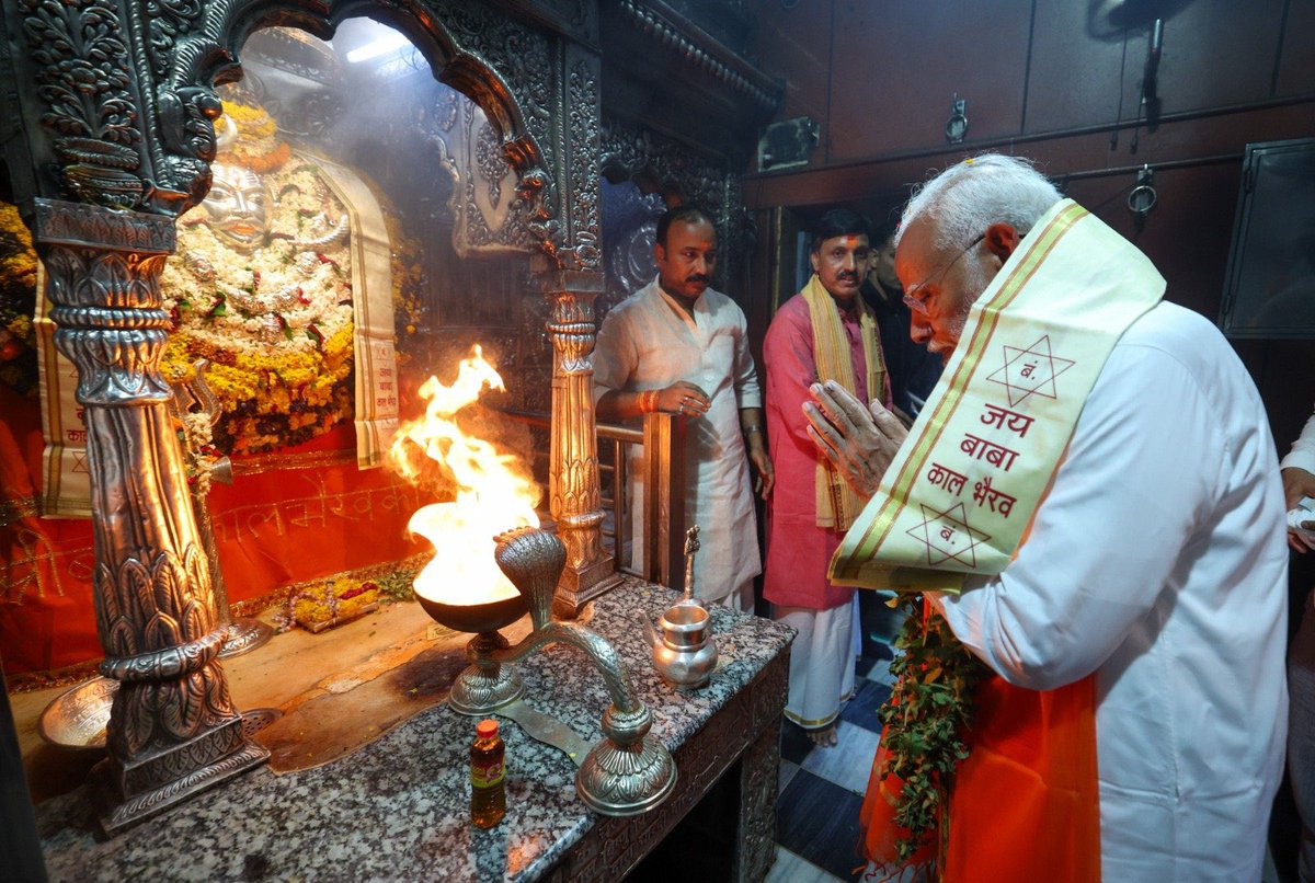 मा. प्रधानमंत्री श्री नरेंद्र मोदी जी ने 'काशी के कोतवाल' श्री काल भैरव जी के मंदिर में दर्शन-पूजन किए...