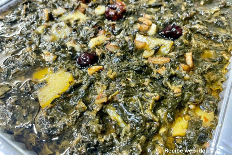 Aloo Palak is a delicious and simple dish. Indian spices and herbs are used to make it tasty. Iron is found in abundance in spinach,....read...recipewebidea.com/how-to-make-al… #recipewebidea #howtomake #aloopalakkisabji #potatoandspinachcurry #aloopalak
