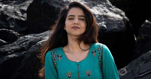 La rappeuse Sonita Alizada a fui l'Afghanistan pour ne pas être vendue, elle combat au nom des 12 millions de mineures mariées chaque année limportant.fr/infos-societe/… #Société