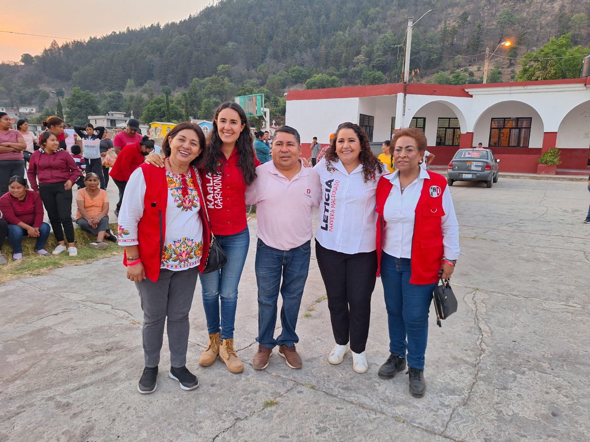 En #SanBartolo, #CiudadHidalgo, #Michoacán acompañada de la candidata a diputada federal Karla Carmona, nuestra líder @LetyBarreraM explicó a pobladores los beneficios de porqué votar por @XochitlGalvez. ¡Los programas sociales se quedan y se reforzarán! #VotaPRI