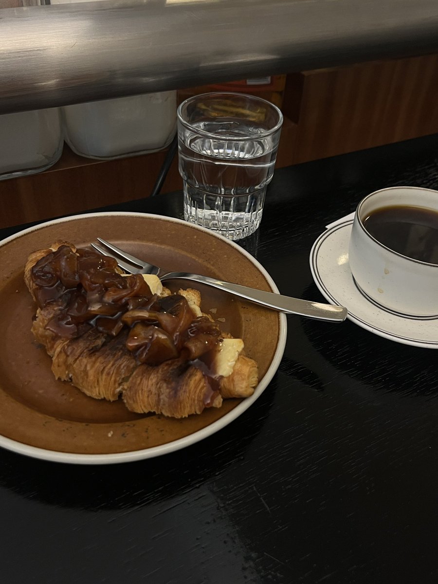 일어나자마자 카페 가서 묵혀둔 마음들 일기 쓰면서 해소하고 왔다 커피도 두잔이나 마시고 .. 다는 아니지만 어느정도 추슬려지기도 했다. 올때마다 좋아서 여긴 내 마음속 아지트로 정함