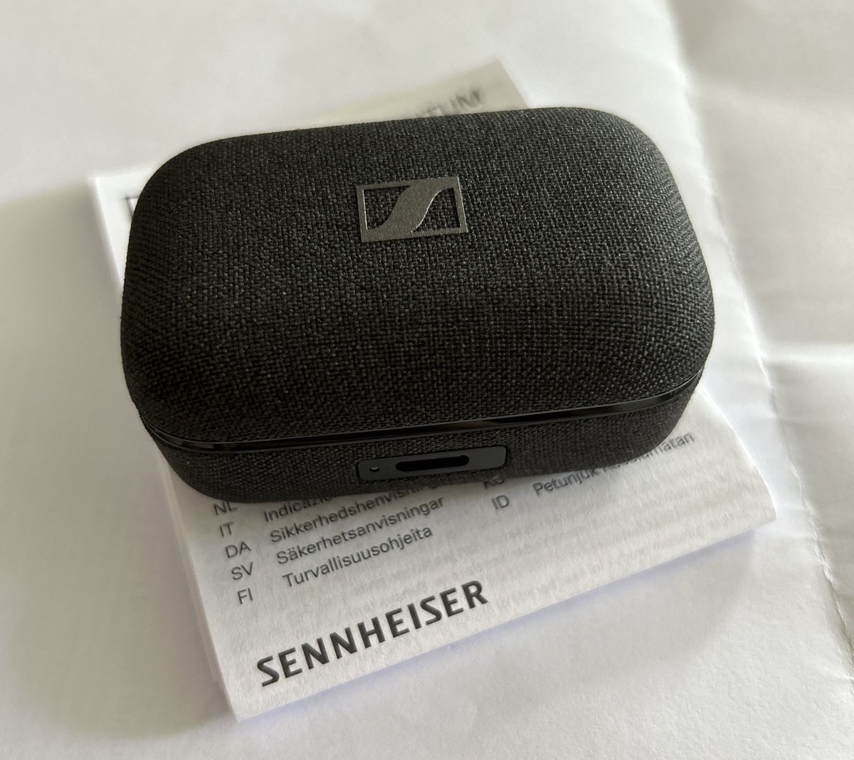 【イヤホン🎧の話】

この前なるのsennheiser MTW3が壊れて
（前にはすでに一回修理した）
MTW３が壊れしやすいという噂もあってね

今回は3ヶ月待って、やっと修理完了って
まさかMTW４にアップグレードされたよ🥹
びっくりしたwww

今度は簡単に壊れないように…🙏