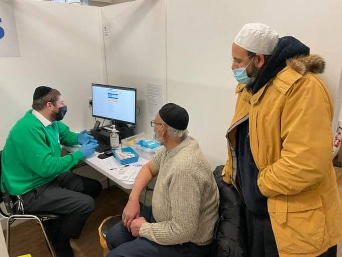 Hasidic Jews vaccinated Muslims in London amid pandemic. Peace and Love ❤🤍