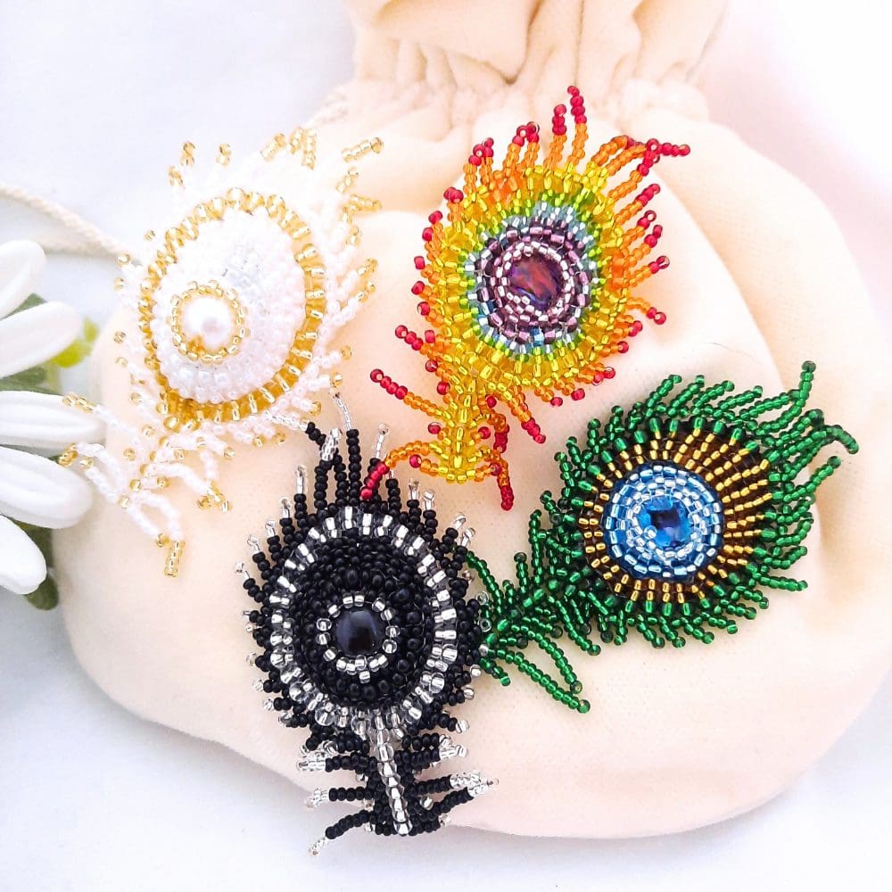 These are so pretty and I love the choice of colours Beaded Peacock Feather Brooch thebritishcrafthouse.co.uk/product/beaded…  from @Cheryls_Jewels #peacockfeather #brooch #CGArtisans