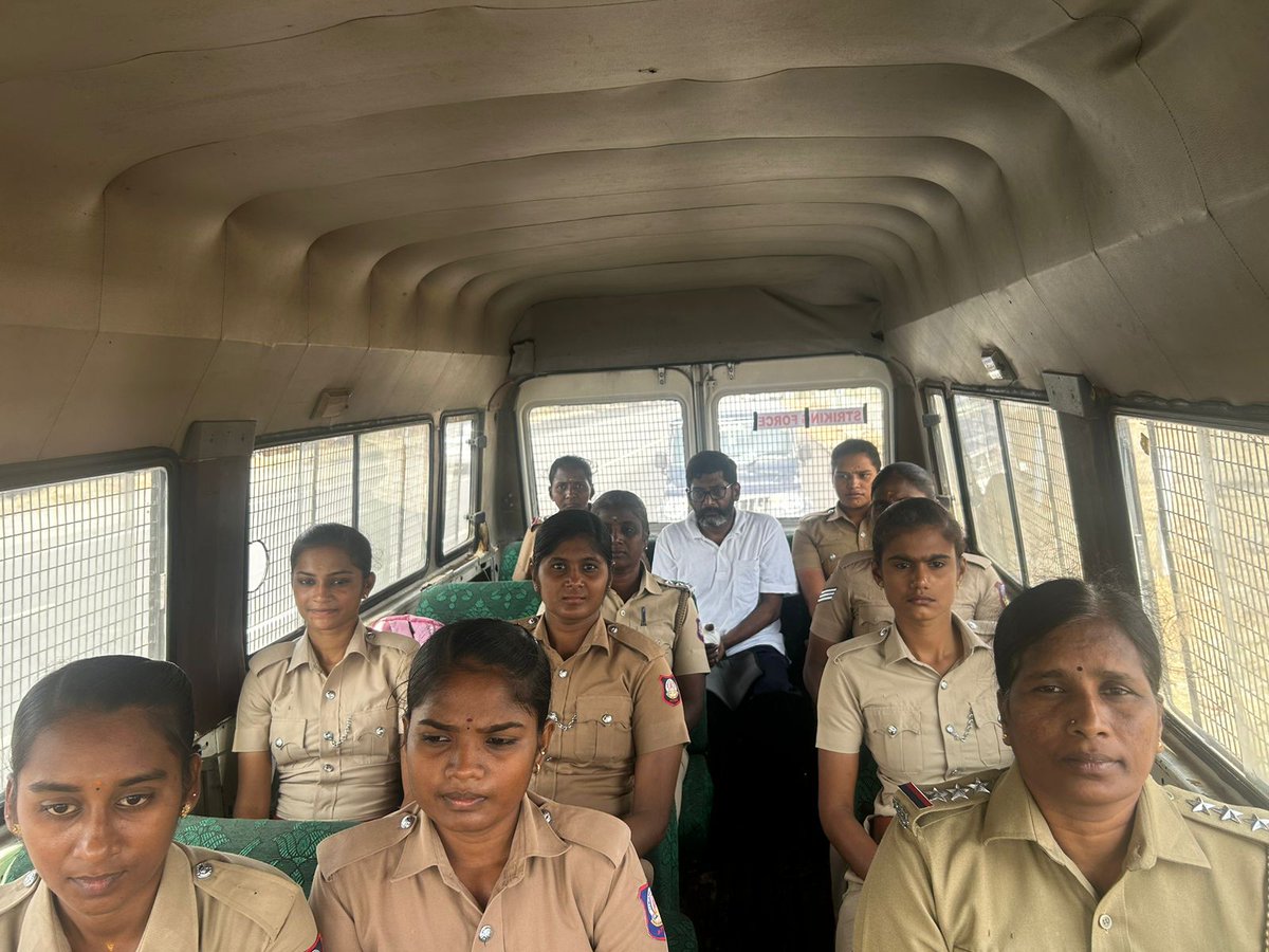 A team of policewomen escorting #SavukkuShankar from #Coimbatore Central Prison to Tiruchi. @THChennai