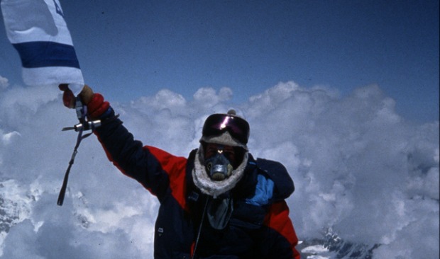 #OnThisDay Doron Erel, the son of Holocaust survivors who made aliyah on the Exodus 1947, becomes the first Israeli to reach the summit of Mount Everest in an expedition with 13 other climbers, a New Zealander who makes it to the top 5 times but dies on his 6th attempt.