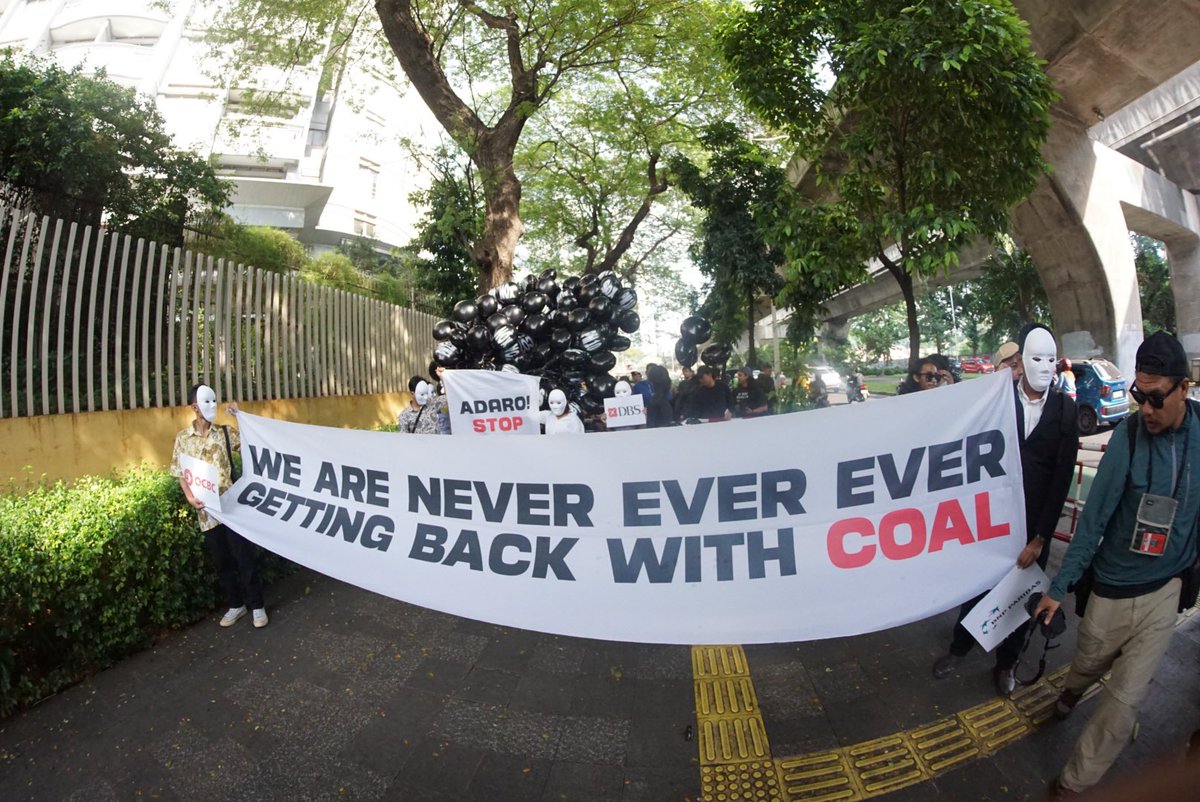 Today we’re at the @AdaroEnergyTbk annual general meeting in Indonesia, where activists are calling for a stop to Adaro’s massive coal expansion plans – which have already prompted major banks and @Hyundai to pull out of deals with the polluting coal miner. #climate
