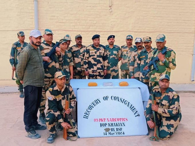 No one can able to commit any Inter border crime as long as #AlertBSF soldiers stand like a mounten to protect our mother land.🇮🇳

thwart drugs smuggling attemt recovered 03 pkt contraband. 

#BSFAgainstDrugs #GodMorningWednesday
#DCvsLSG #HappyBirthdayRAPO #DoubleISMART