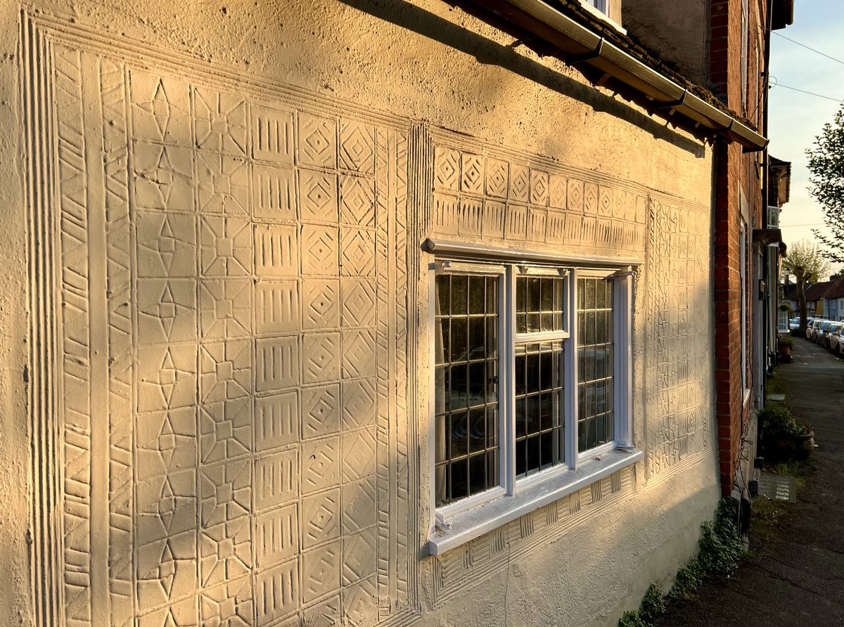 #WindowsOnWednesday #WallsOnWednesday - pargeting caught by the evening sunlight - castle street #SaffronWalden