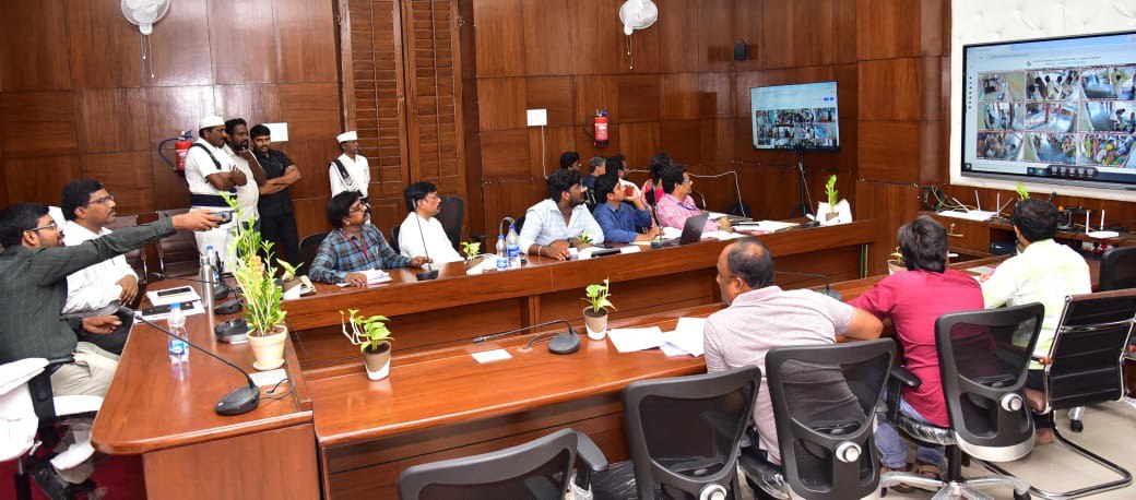 krishnadgoap's tweet image. మచిలీపట్నం కలెక్టరేట్ లో ఏర్పాటు చేసిన వెబ్ కాస్టింగ్ ద్వారా పోలింగ్ కేంద్రాల్లో పోలింగ్ సరళిని పరిశీలిస్తున్న జిల్లా ఎన్నికల అధికారి మరియు జిల్లా కలెక్టర్ డీ . కే . బాలాజి గారు . #ECI #CEOANDHRA #WebCasting