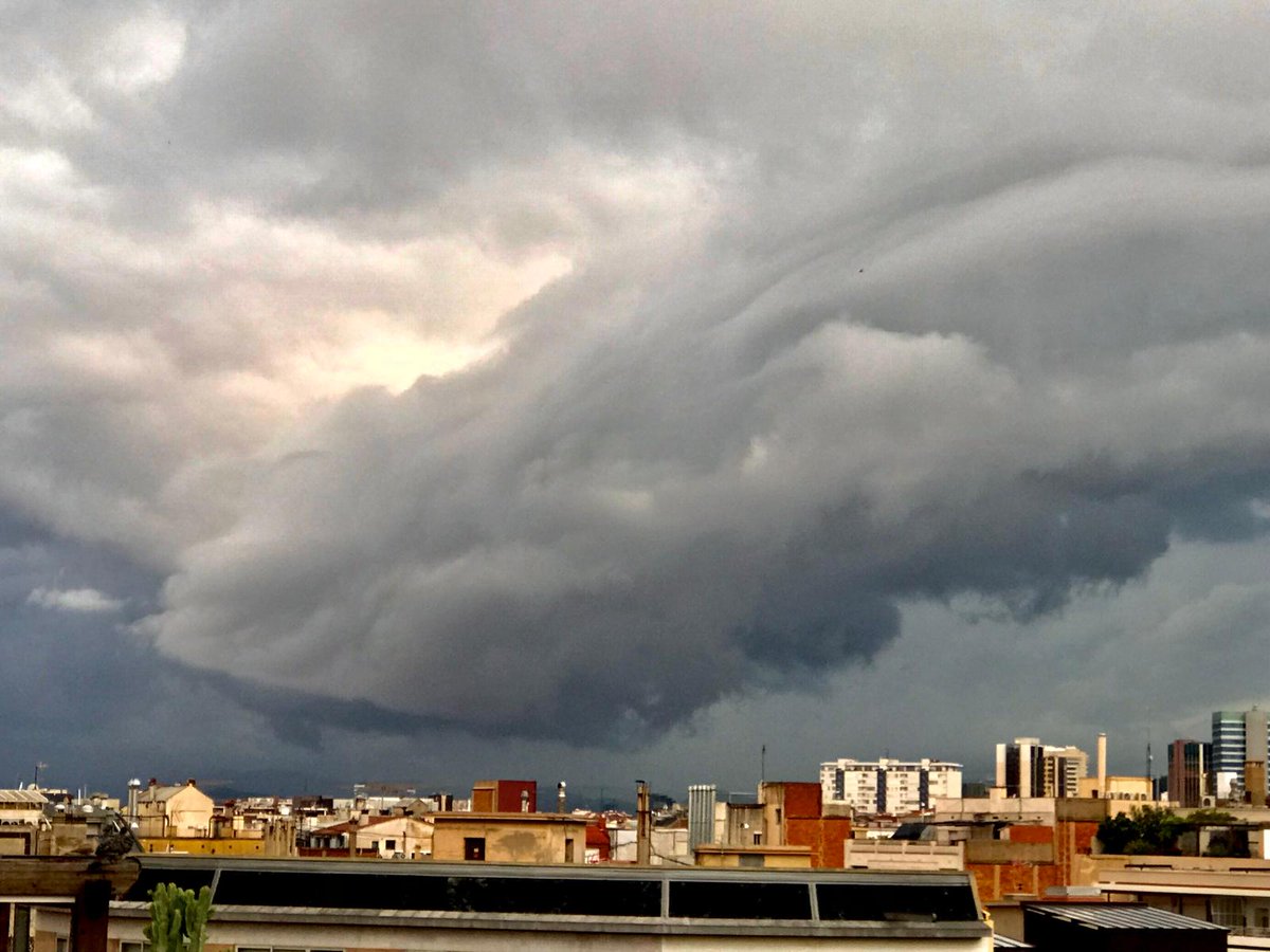 AlfredRPico's tweet photo. J'arriba la tempesta amb un arcus a #Barcelona!
#meteo https://t.co/C1BDn8RdAS