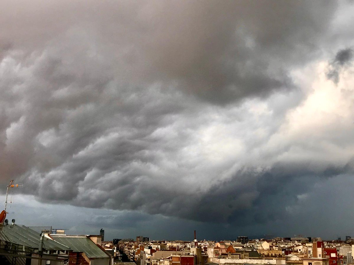AlfredRPico's tweet photo. J'arriba la tempesta amb un arcus a #Barcelona!
#meteo https://t.co/C1BDn8RdAS
