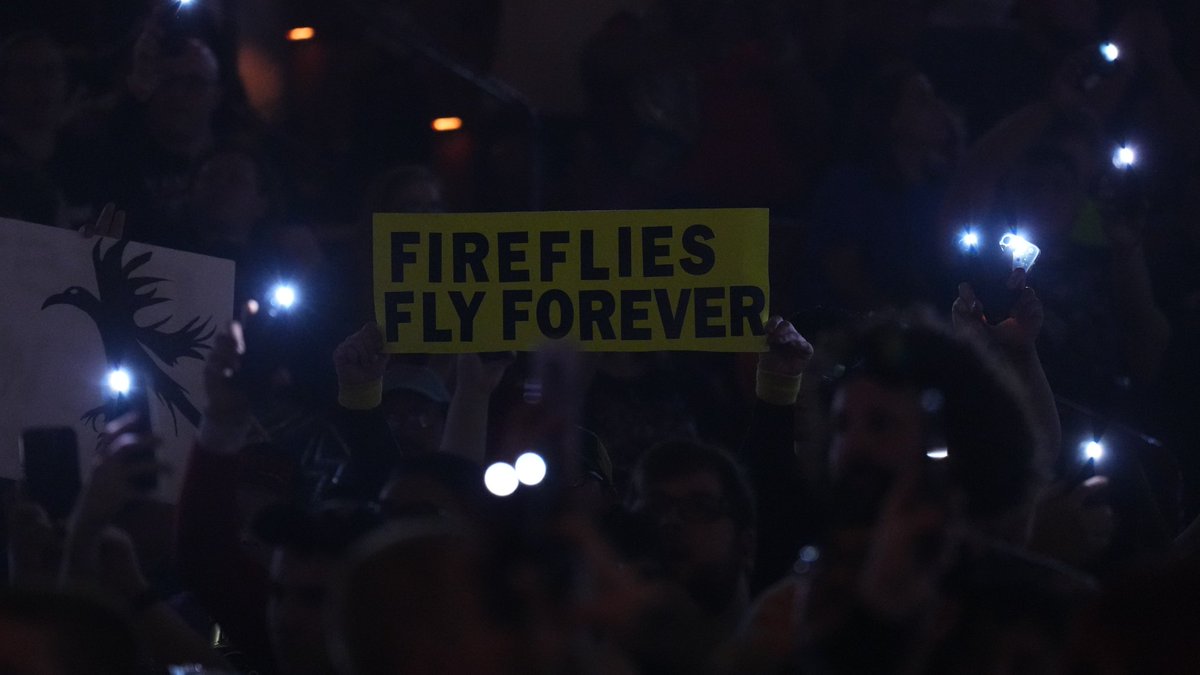 “Fireflies fly forever” — fan sign from WWE Raw ⭕️