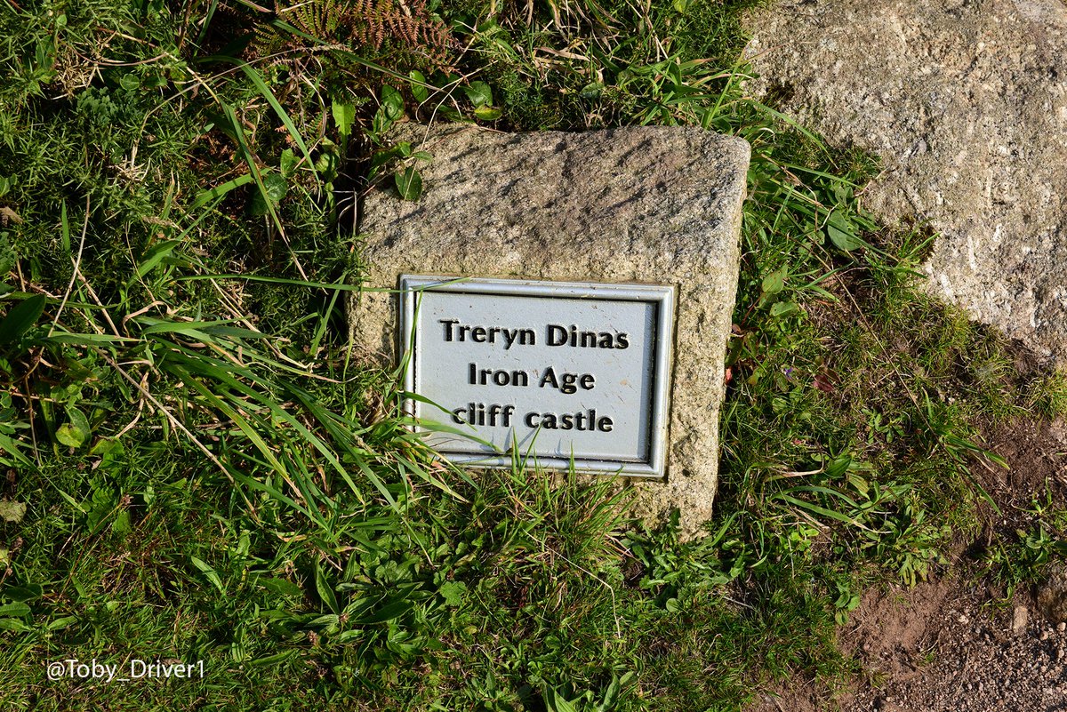 Finally it's #HillfortsWednesday 🎉

Celebrating the well-signposted hillforts of Wales, the Borders & Cornwall 🧐 - more please!

📷 Wapley hillfort - cracking sign👌
📷 Caer Drewyn - efficient fingerpost
📷 Twyn y Gaer - classic cast iron 🥰
📷 Treryn Dinas - granite mounted⛰️