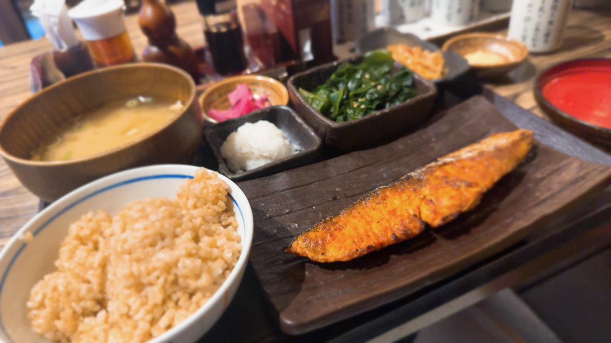 今日のお昼ご飯🍚ˡᵘⁿᶜʰ𓌉◯𓇋

厚切り銀鮭塩焼き定食🐟

玄米に変更( ᐢㅤ˙˘˙ᐢ )

 #しんぱち食堂 
 #鮭 
 #塩焼き