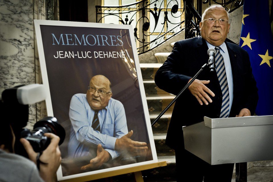 JDeMeulemeester's tweet photo. Vandaag exact 10 jaar geleden overleed Jean-Luc Dehaene @cdenv.

Premier tussen 1992 en 1999, voorheen minister en kabinetchef. Stamt uit de CVP-jongerenploeg die Hugo De Ridder ‘het wonderbureau’ noemde, met onder meer ook Wilfried Martens.

Prominent visibel plaatsje op de boekenkast hier in de woonkamer. 

Vandaag wordt vaak verwezen naar zijn sanering met het Globaal Plan. Collega @alainmoutonVL legde dat onder de loep. Wat toen kon blijkt nu niet meer mogelijk 👉 https://t.co/NJIjHcyrdw