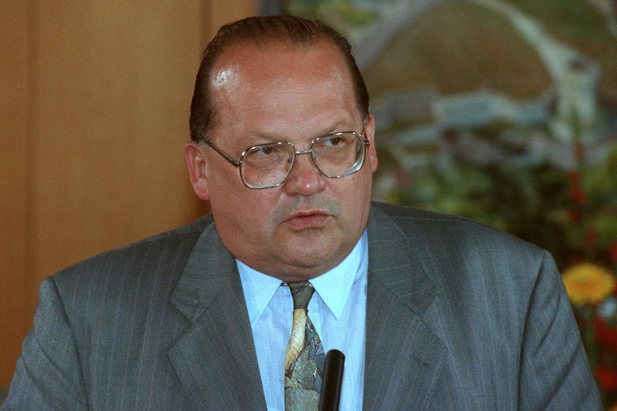 JDeMeulemeester's tweet photo. Vandaag exact 10 jaar geleden overleed Jean-Luc Dehaene @cdenv.

Premier tussen 1992 en 1999, voorheen minister en kabinetchef. Stamt uit de CVP-jongerenploeg die Hugo De Ridder ‘het wonderbureau’ noemde, met onder meer ook Wilfried Martens.

Prominent visibel plaatsje op de boekenkast hier in de woonkamer. 

Vandaag wordt vaak verwezen naar zijn sanering met het Globaal Plan. Collega @alainmoutonVL legde dat onder de loep. Wat toen kon blijkt nu niet meer mogelijk 👉 https://t.co/NJIjHcyrdw