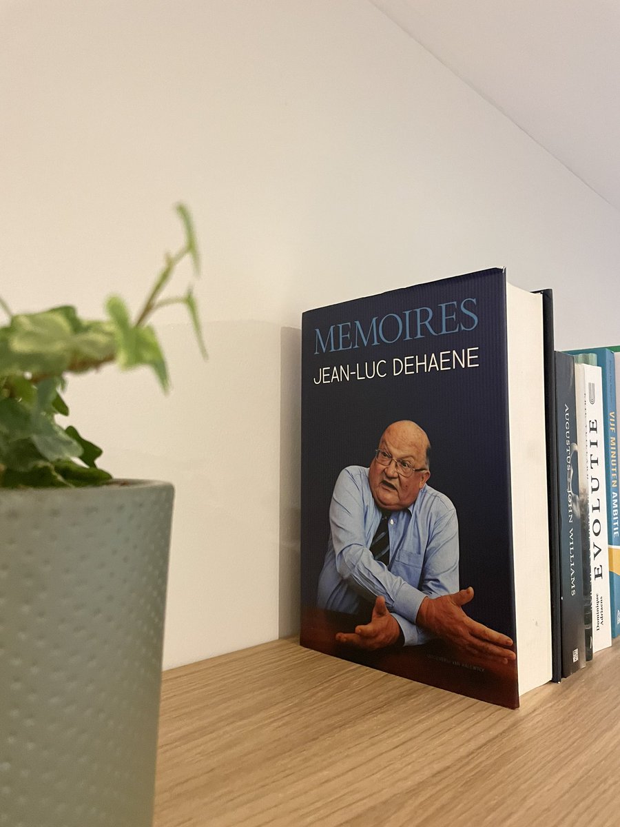 JDeMeulemeester's tweet photo. Vandaag exact 10 jaar geleden overleed Jean-Luc Dehaene @cdenv.

Premier tussen 1992 en 1999, voorheen minister en kabinetchef. Stamt uit de CVP-jongerenploeg die Hugo De Ridder ‘het wonderbureau’ noemde, met onder meer ook Wilfried Martens.

Prominent visibel plaatsje op de boekenkast hier in de woonkamer. 

Vandaag wordt vaak verwezen naar zijn sanering met het Globaal Plan. Collega @alainmoutonVL legde dat onder de loep. Wat toen kon blijkt nu niet meer mogelijk 👉 https://t.co/NJIjHcyrdw