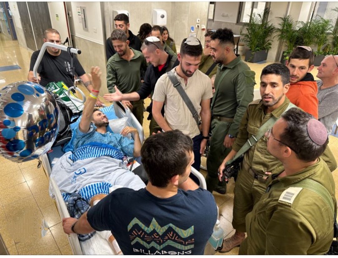 مقاتل في لواء #جعفاتي يروي ماحدث في #جباليا:
باغتنا مقاتلوا #حماس من تحت اقدامنا.. كانت صدمة غير متوقعة.. اطلقوا رشاشاتهم وقذائف (RBG) من كل مكان حتى شلوا حركتنا أصيب فريقي بأكمله، وقُتل ثلاثة، كما أصيب 10 بجروح خطيرة ومنهم 1 بشلل تام بشضية في عموده الفقري.
نحن نقاتل أشباح