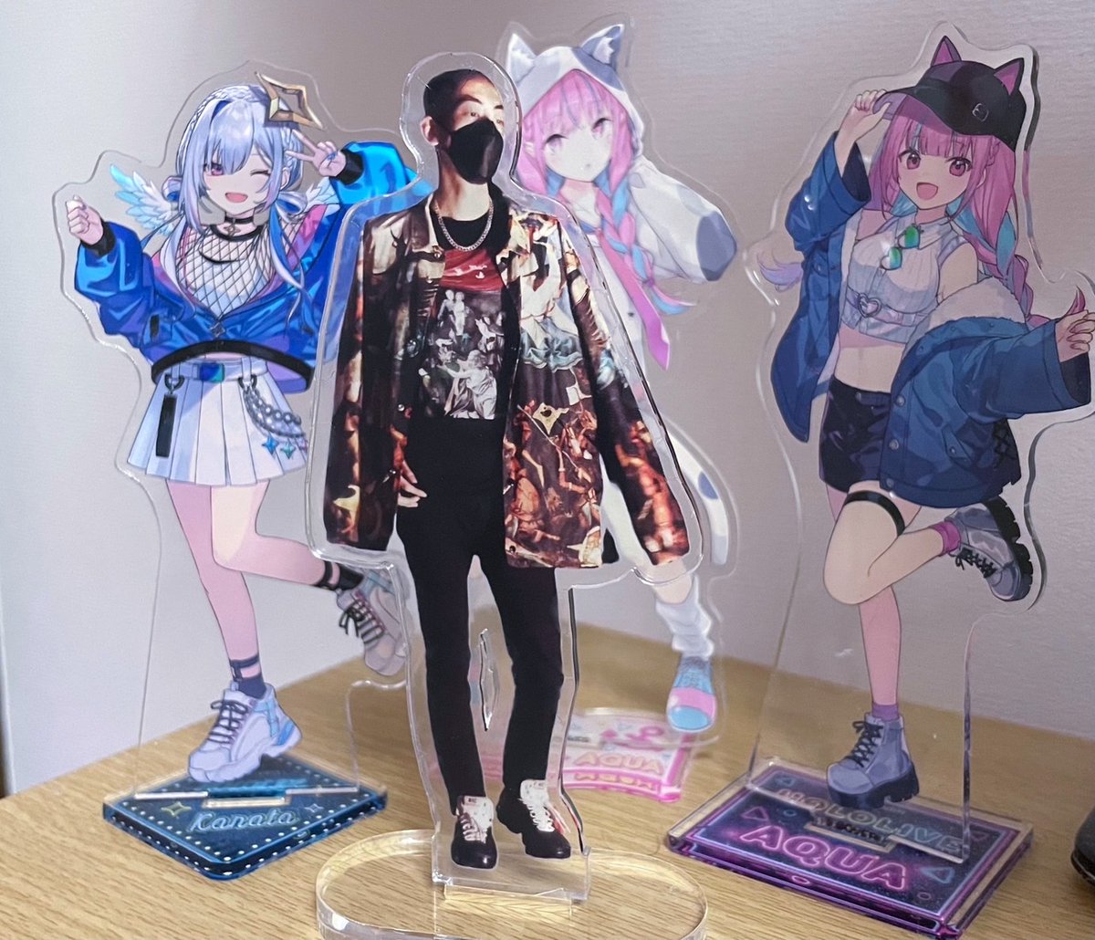 @PPPnatsuki これは友人宅にて著名なvtuberと並べられる俺