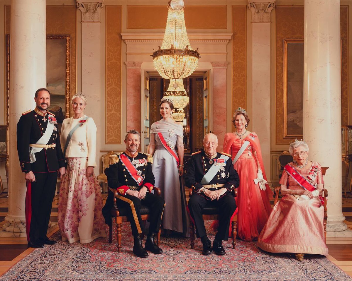 State Visitors: King Frederik X and Queen Mary of Denmark with their hosts King Harald V and Queen Sonja of Norway, Crown Prince Haakon, Crown Princess Mette-Marit and Princess Astrid before the banquet at the Royal Palace in Oslo yesterday evening. 📷 Kimm Saatvedt/Royal Court