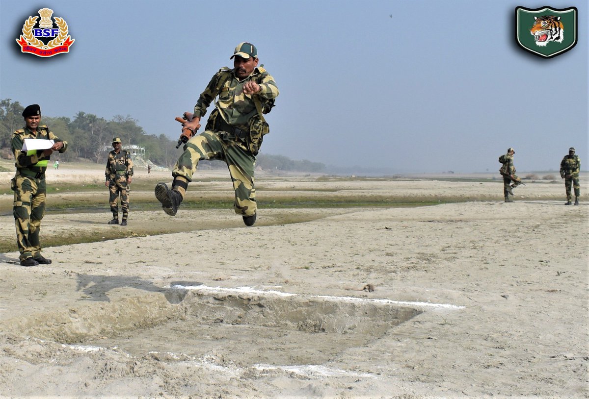 #PicOfTheDay 📸 🇮🇳

'न डरेंगे न कभी बाधाओं से,
हम नित आगे बढ़ते जाएँगे। 
लक्ष्य भले ही होगा मुश्किल,
हासिल कर उसे दिखाएँगे।' 
                  - देवेन्द्र श्रीवास्तव

'सीमा सुरक्षा बल-सर्वदा सतर्क'।