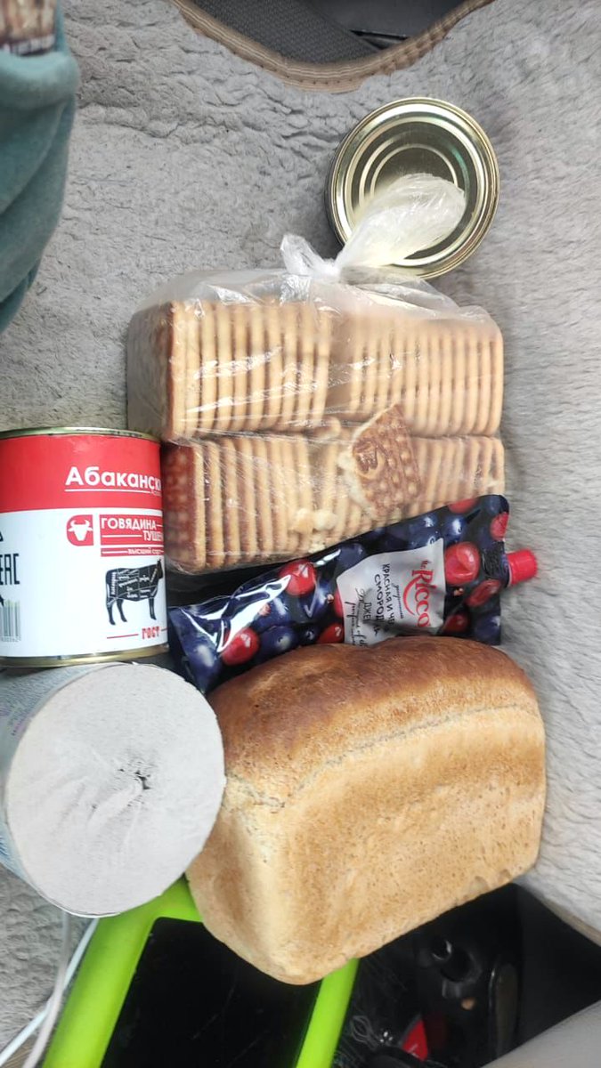 Власти Якутии направили пострадавшим от паводка гуманитарную помощь, в которую вошли буханка хлеба, банка тушенки, пакет печенья, немного варенья и рулон туалетной бумаги.