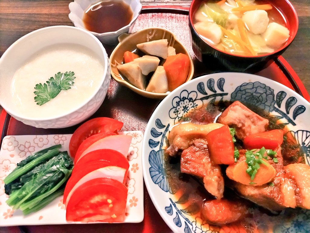 🌿お食事🌿
今夜は此処にお盆盛り
豚の角煮　山芋とろろ麺つゆかけ　新キャベツとお麩のお味噌　ほうれん草のお浸し　冷凍冷やしトマトのハム挟み　昨夜の残り里芋の煮っころがしです。
＃料理好きな人と繋がりたい
＃おうちご飯
＃お腹ペコリン部
＃晩ご飯
＃twitter家庭料理部