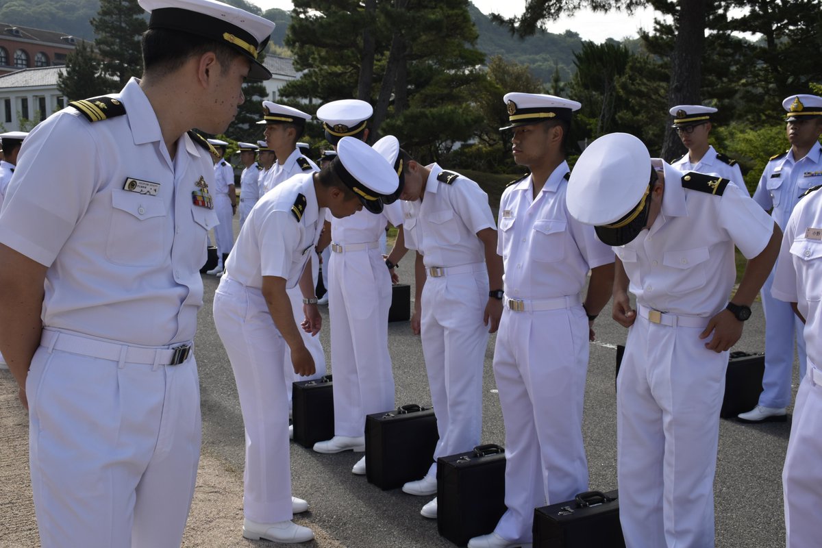 幹部候補生学校では、今週月曜日から夏制服に衣替えしました✨制服を