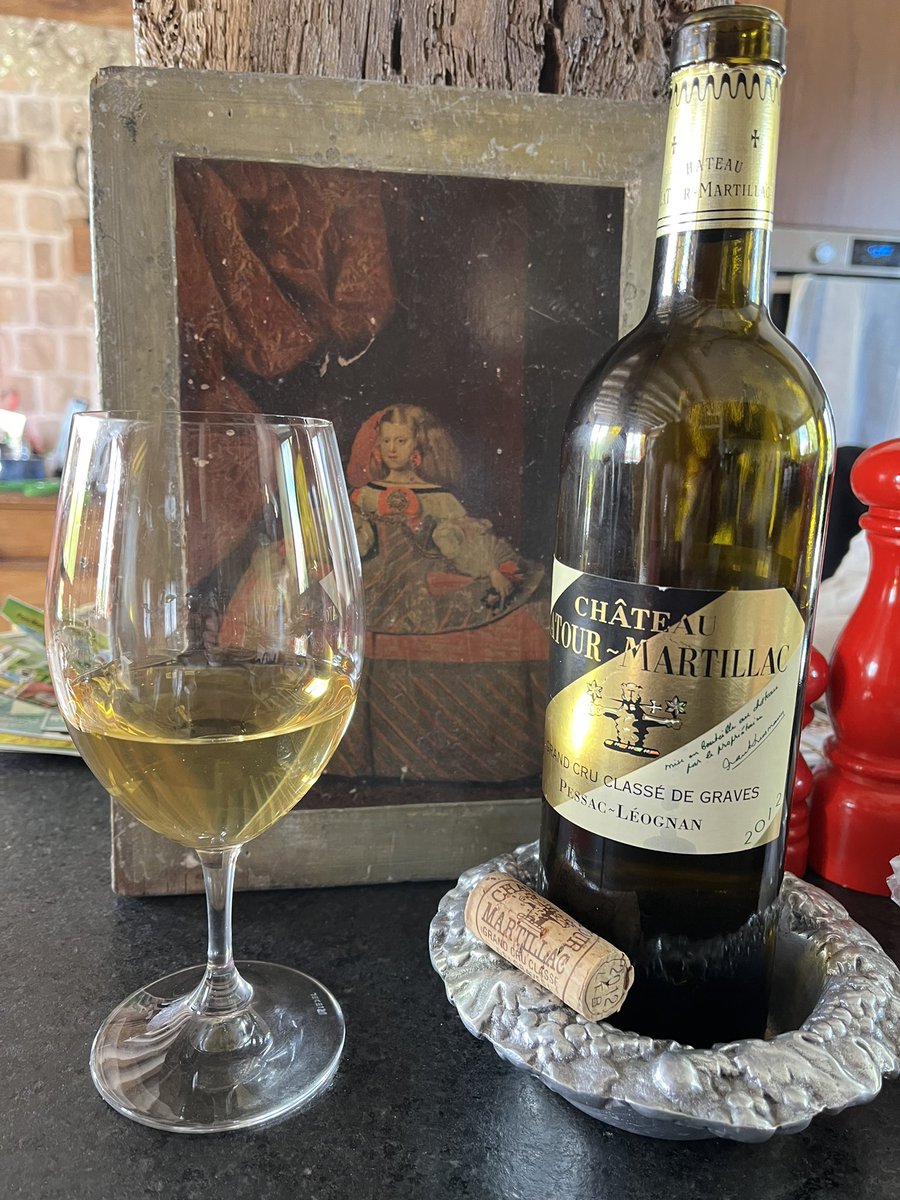 CHARLIEWINES's tweet image. #bordeauxblanc unique !When U find an old vintage of #chateaulatourmartillac is a célébration!This 2012 is showing that blancs From Graves can age heavenly !sip by sip of #pessacleognan @joukesp @thewinetattoo @SteveKubota @KitchenSprout @TravelFoodiesTV @Winbeebee @gailbenzler