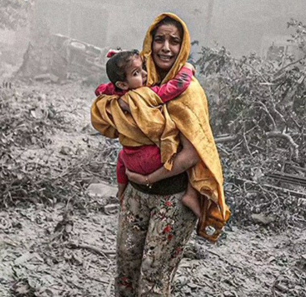DaniMayakovski's tweet image. A la izquierda, una joven palestina huye junto a su bebé de la invasión sionista, tras ser expulsada de su casa en la ciudad de Jaffa, 1948.

A la derecha, una joven palestina huye junto a su bebé de la invasión sionista tras ser expulsada de su casa en Gaza, 2024.

Desde 1948…