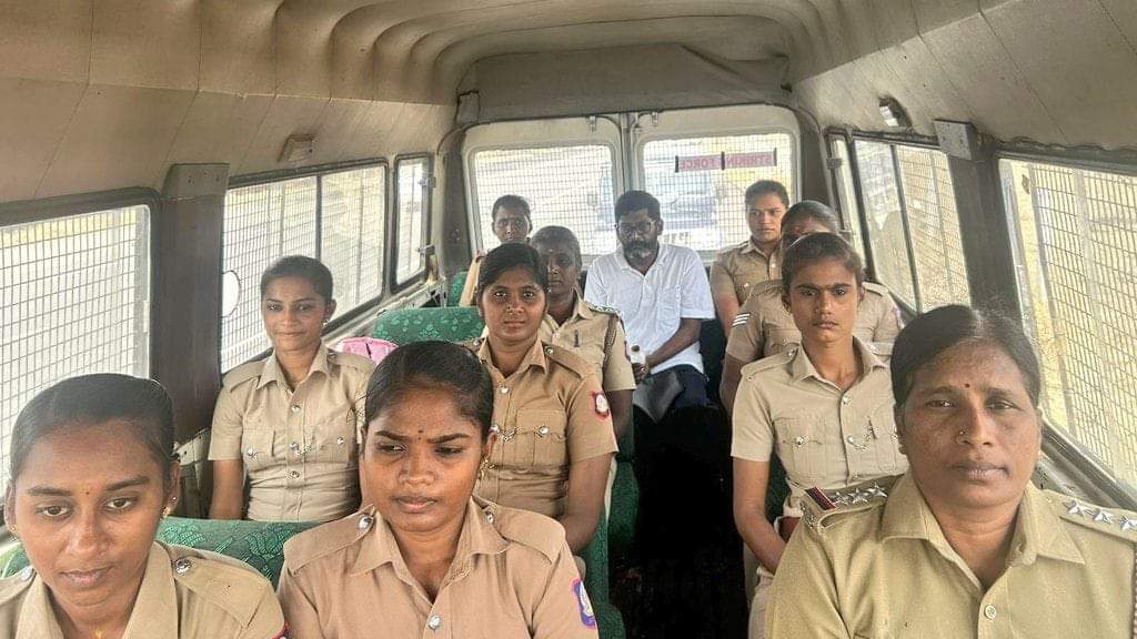 PvDMKITWING's tweet photo. சவுக்கு சங்கரை கோவையிலிருந்து திருச்சி நீதிமன்றத்திற்கு போலீஸ் வேனில் அழைத்து வரும் பெண் காவலர்கள்!
சிறப்பான தரமான சம்பவம்!!!!🔥🔥🔥
#Fake_Journalist 😂😂 https://t.co/KA81eip9le
