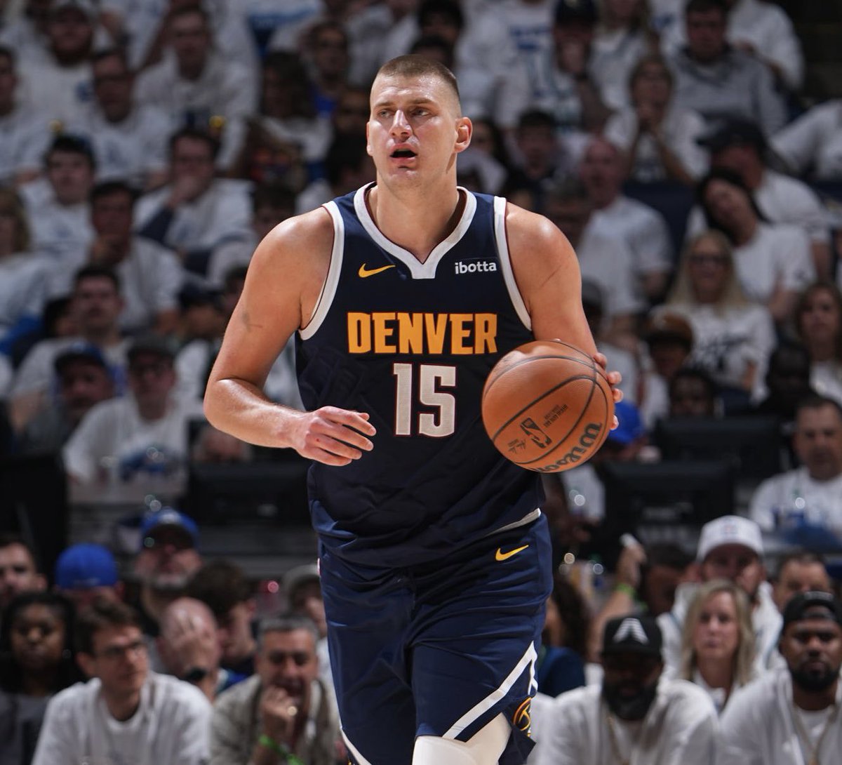 La speranza è che un po’ tutti, prima o poi, recuperino la gara 5 giocata da Nikola Jokic questa notte. E non solo per la statline da 40 punti, 13 assist, 7 rimbalzi e zero palle perse. Non per il 15/22 al tiro e nemmeno per i 70 punti totali generati tra canestri e assist, con