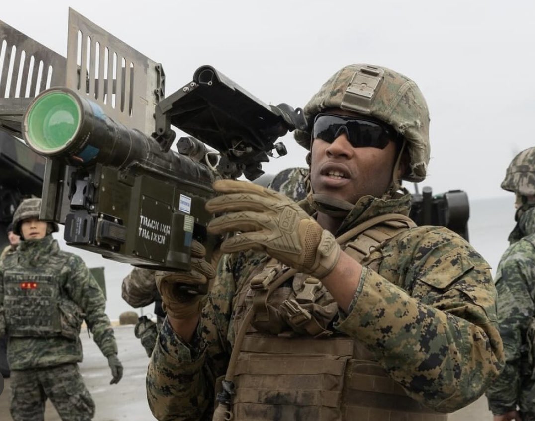 EssMilitary's tweet photo. 米海兵隊参謀部長は、大韓民国大川射撃場におけるウォリアーシールド24におけるROK海兵隊へのスティンガートレーナー発射シミュレーターの適用と使用を示した。(U.S. Marine Corps photo by Lance Cpl. Jeffrey Pruett) #usmarines #crossbow #apel #essjapan https://t.co/ert9Zz6q8P