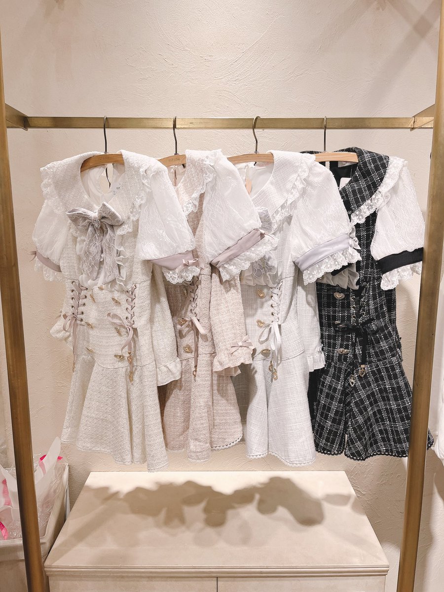 ㅤㅤㅤ 　　　　　-- 𝐑𝐞𝐜𝐨𝐦𝐦𝐞𝐧𝐝 -- #半袖メッセージリボンツィードセットアップ 税込¥15,180 / WH , PI , BL , BK 夏も品のあるツィードコーデを楽しめる LIZ LISAのサマーツィードデザインから 推し活にもおすすめのセットアップが入荷🤍🩵 SHIBUYA109 ❤︎ 03-3477-5155 ㅤㅤ