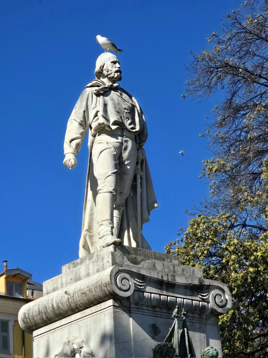 Elle a du chien cette statue de Garibaldi, place Garibaldi à  Nice !  

#NiceCotedAzur #FrenchRiviera #CotedAzurFrance #ILoveNice 
@ExploreNCA @VisitCotedazur