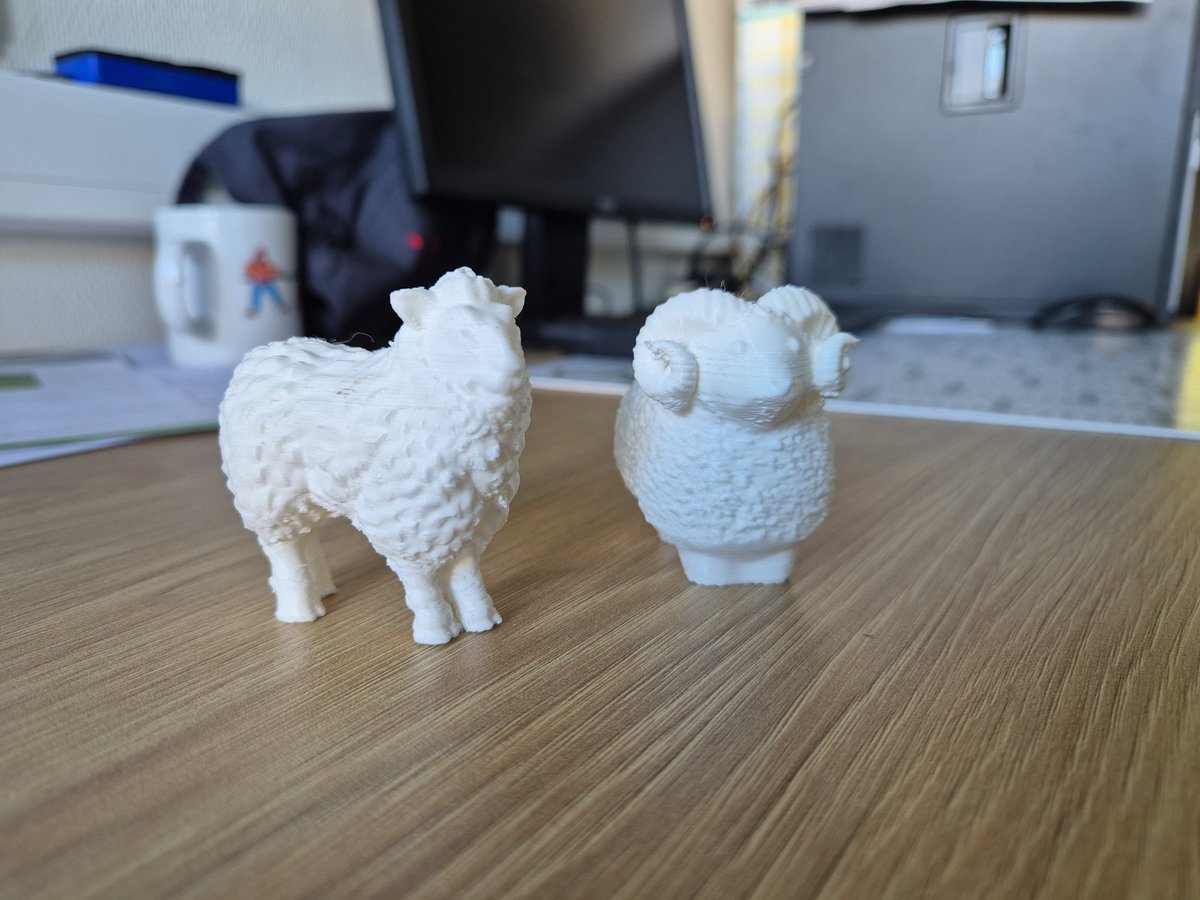 Quand tu ouvres ton casier en arrivant au bahut et que tu découvres un cadeau de ton collègue qui possède une imprimante 3D 😁😁🥰🐑 

#FrAgTw