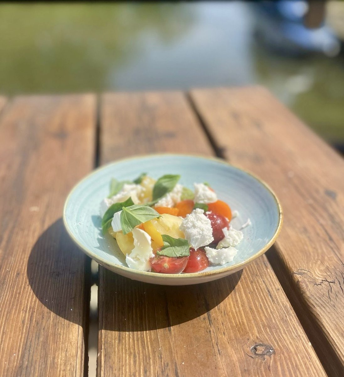 Our New Summer Special- Nutbourne tomato and Gaot's cheese salad 🤩 Book your table now to get to try this delicious new addition. 
@youngschefs @youngspubs #chertsey #riversidelunch