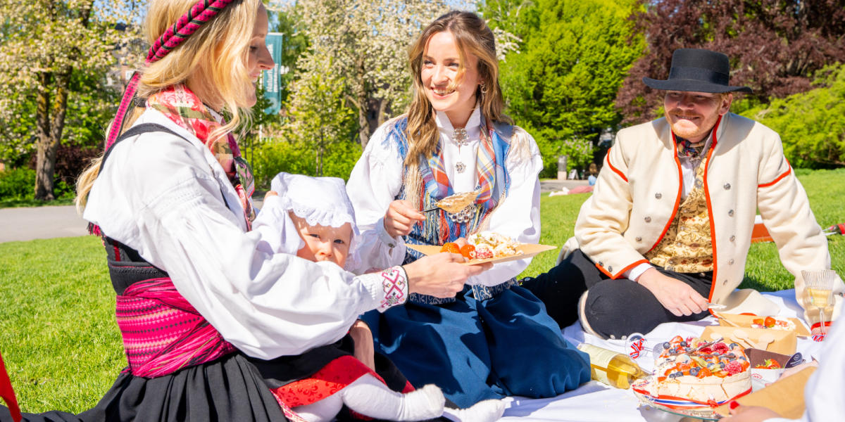 🇳🇴 Eat your way through Norway's national day! Kickstart your Norwegian May 17th celebrations with a big breakfast buffet, just like the locals! visitnorway.com/typically-norw… #norway #17May