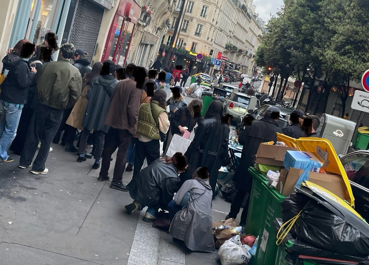 🍷💶🍷 L’espace public est bistrotier et les trottoirs du #paris9 sont un support parfait et gratuit pour leurs magouilles.  
C’est tellement chic #saccageparis entre les poubelles et la picole dans le caniveau.