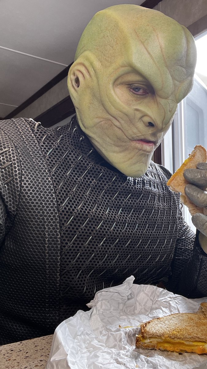 He shouldn't be eating grilled cheese. He's L'aktose intolerant.

I'm... I'm so sorry...
#StarTrek #StarTrekDiscovery